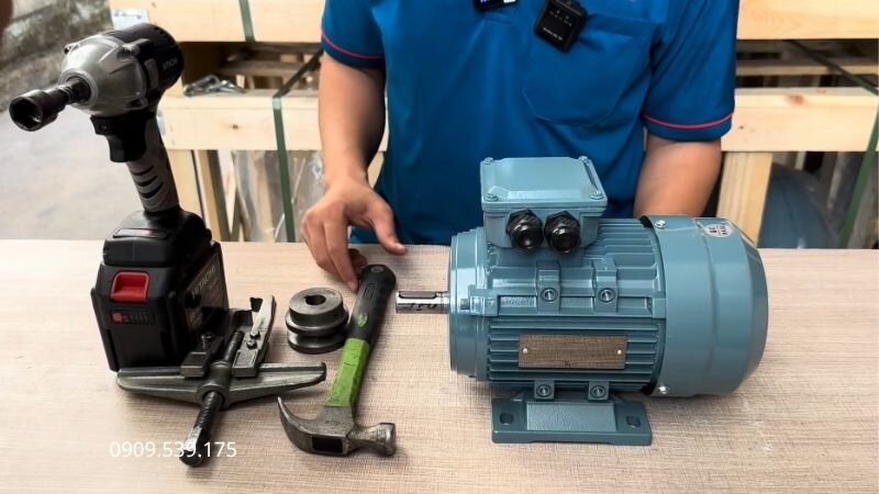 Chuẩn bị dụng cụ trước khi tháo puly khỏi trục motor
