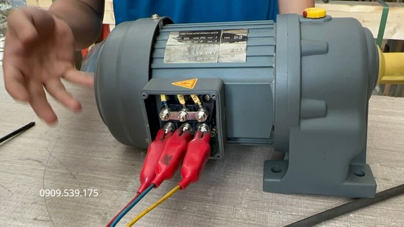 Kiểm tra ảnh hưởng khi đấu nhầm dây pha motor giảm tốc để tránh sự cố vận hành.