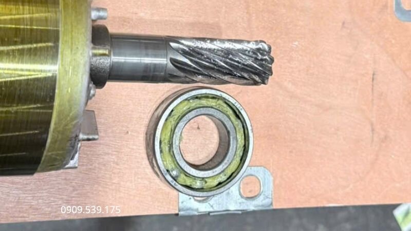 Kiểm tra độ khít bạc đạn giúp motor vận hành ổn định