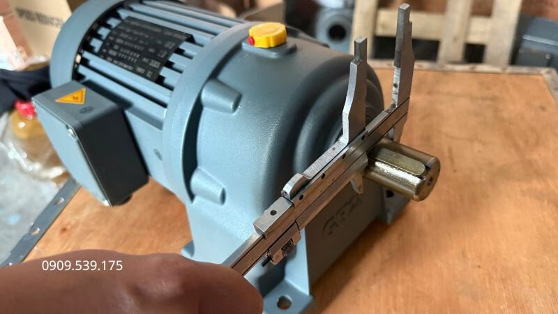 Lệch tâm trục và bu lông lỏng là nguyên nhân phổ biến gây rung lắc motor giảm tốc