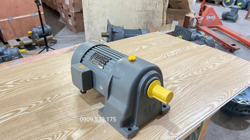 Nguyên nhân motor giảm tốc bị nóng bất thường do quá tải, điện áp không ổn định, thiếu dầu bôi trơn và tản nhiệt kém.