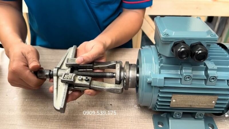 Dùng cảo puly để tháo puly đúng kỹ thuật