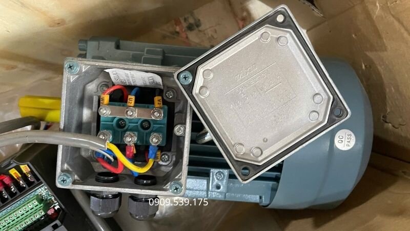 Dùng đồng hồ vạn năng để xác định các cặp cuộn dây của động cơ