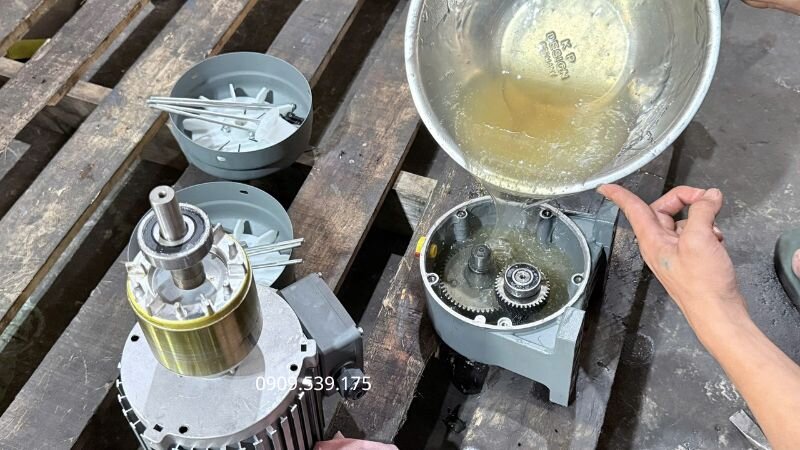 Kiểm tra mức dầu và chất lượng dầu định kỳ, thay dầu mới khi dầu bẩn hoặc xuống cấp để bảo vệ motor giảm tốc