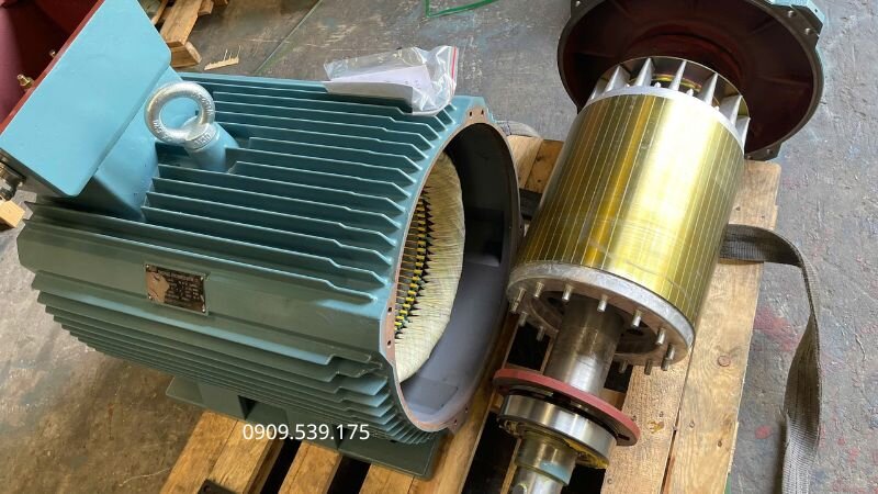 Sử dụng thước căn lá để đo khe hở giữa rotor và stator, kiểm tra độ đồng đều của khoảng cách không khí trong motor điện