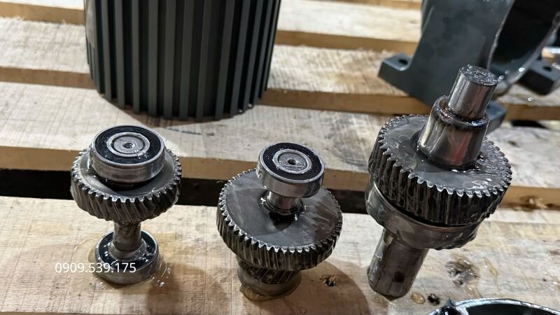 Vòng bi và bánh răng mòn làm giảm độ ổn định, khiến motor giảm tốc rung và phát tiếng ồn