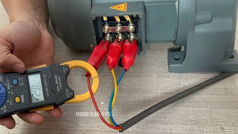 Đo dòng điện hoạt động và so sánh với thông số định mức để phát hiện sớm các lỗi cơ khí hoặc điện