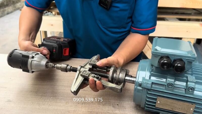 Dùng máy pin và cảo để dễ dàng tháo puly khỏi trục motor.