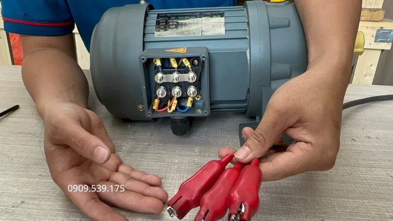 Hệ thống bảo vệ giúp phát hiện và ngắt khi motor đấu sai thứ tự pha