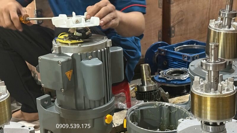 Kiểm tra chân đế, bu lông và khớp nối để phát hiện các lỗi gây rung từ bên ngoài