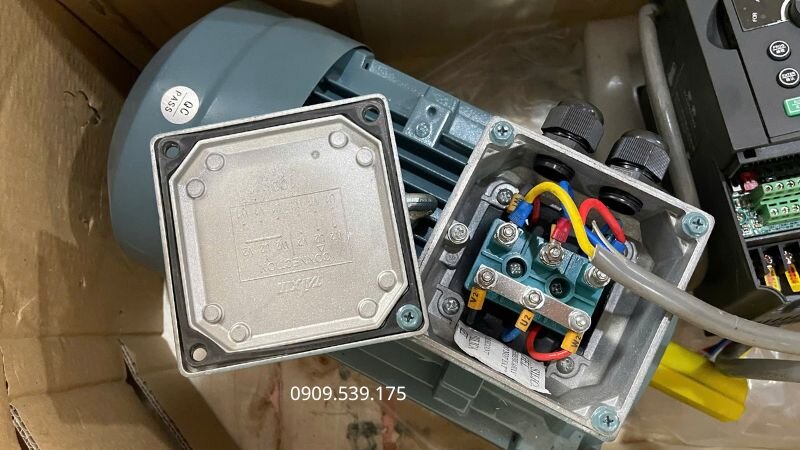 Kiểm tra cực tính cuộn dây bằng pin 1.5V và đồng hồ VOM