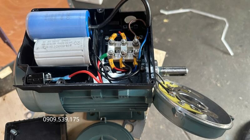 Ngắt nguồn điện hoàn toàn và chuẩn bị dụng cụ cách điện trước khi thao tác