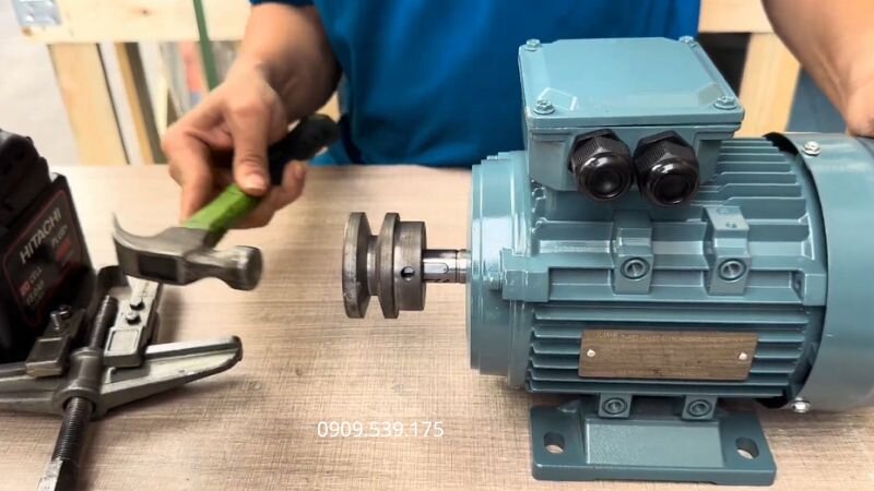 Gõ nhẹ bằng búa hỗ trợ tháo puly