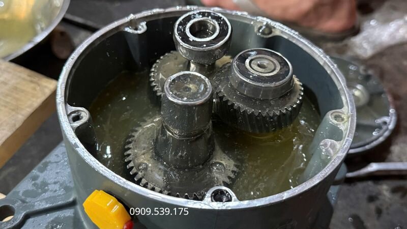 Bảo dưỡng, thay dầu và bôi trơn đúng định kỳ giúp giảm mài mòn các chi tiết