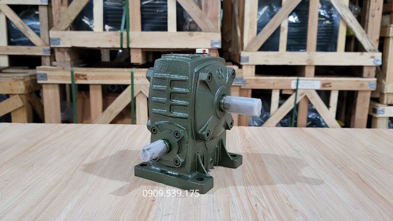 Thay dầu đúng chu kỳ giúp giảm ma sát và hạn chế mài mòn