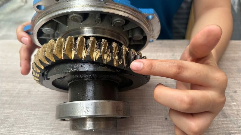 Bánh răng hộp số giảm tốc bị hư hỏng nghiêm trọng