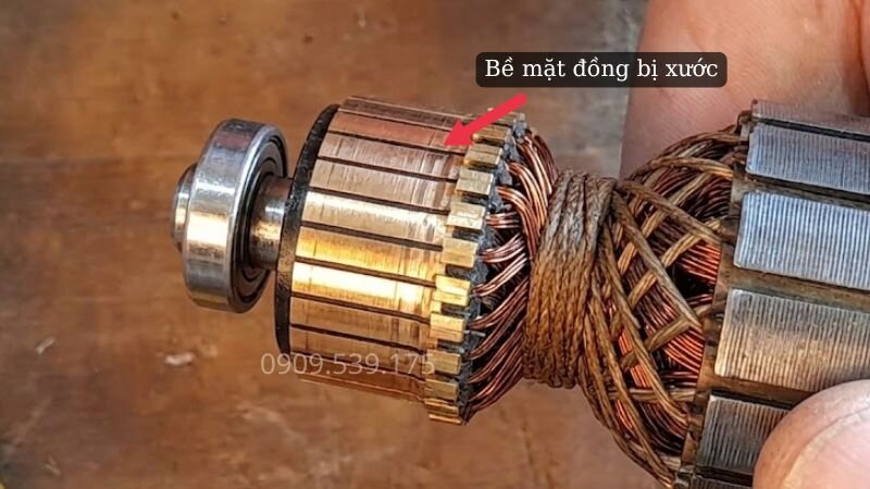 Bề mặt đồng của commutator bị xước