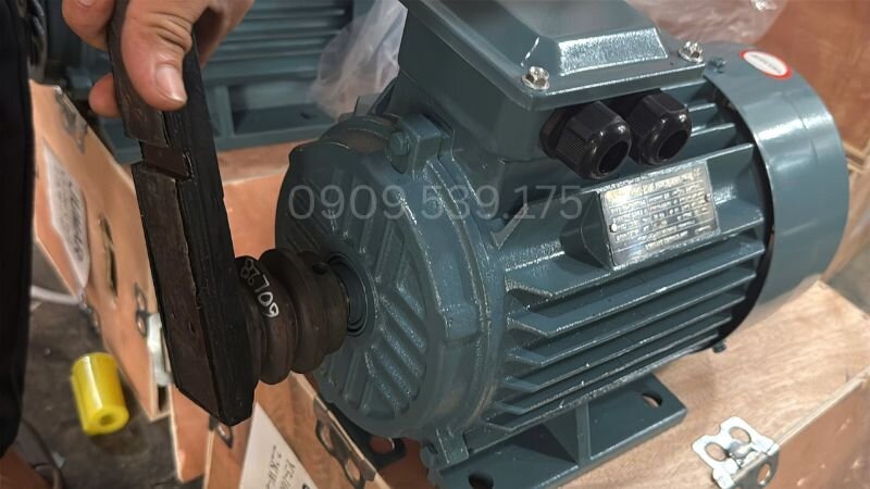 Căn chỉnh puly động cơ điện giúp truyền lực ổn định