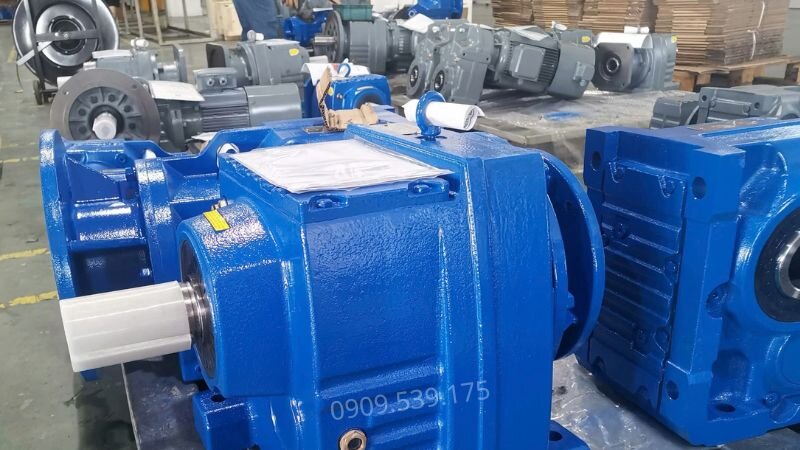 Chọn hộp giảm tốc cho băng tải dốc phù hợp tải trọng và lực cản