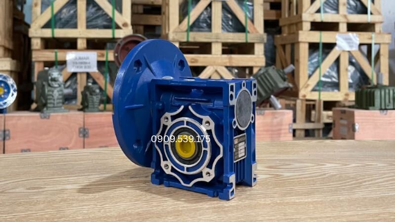 Chuẩn bị thay dầu hộp giảm tốc NMRV với dầu bôi trơn, dụng cụ tháo lắp và hộp giảm tốc đặt trên bàn thao tác