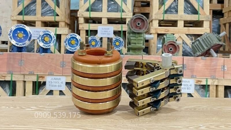 Cổ góp điện đảo chiều hướng đi của dòng điện bên trong các cuộn dây