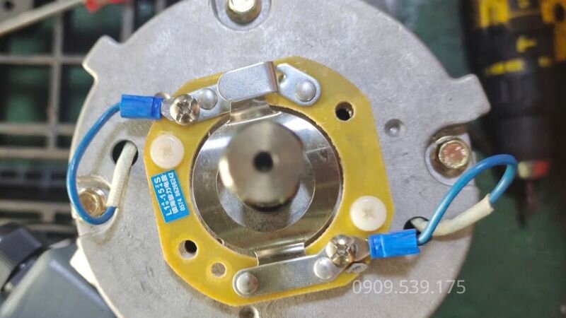 Công tắc ly tâm gắn lên motor 1 pha