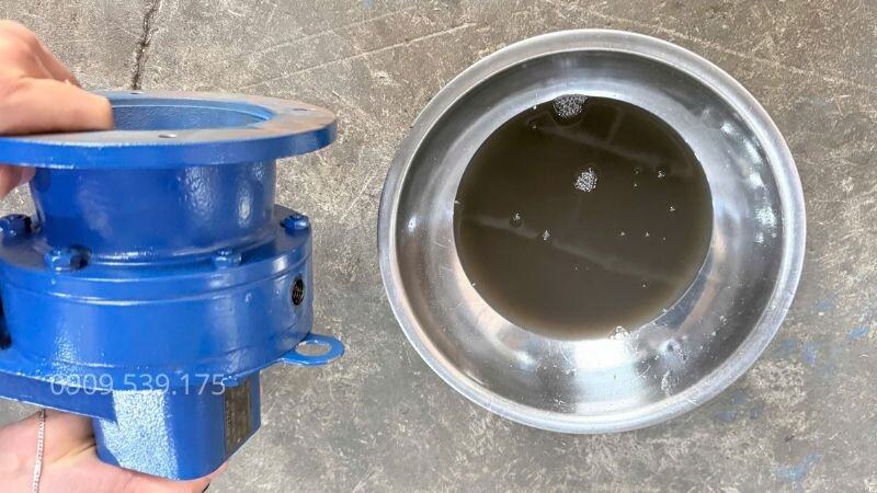 Dầu hộp số chuyển sang màu đen sậm cần thay ngay lập tức
