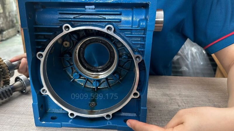 Dầu hộp số NMRV bị đen. vẩn đục