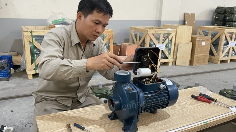 Chuẩn bị bảo hộ và ngắt nguồn điện để tiến hành thay tụ