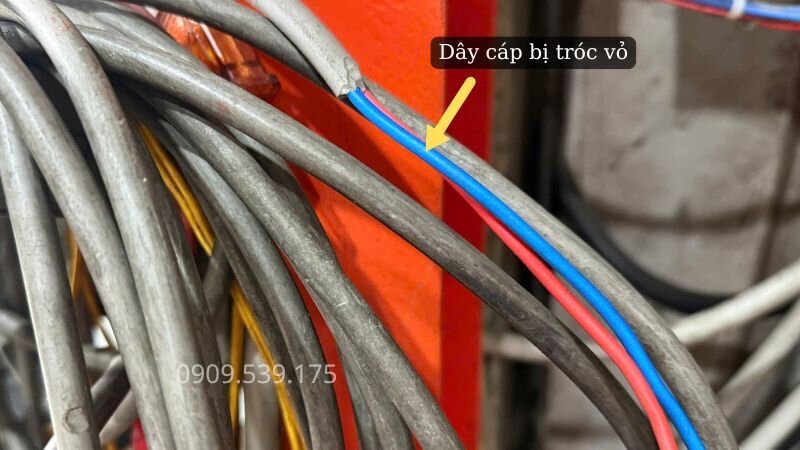Dây cáp bị tróc vỏ gây rò rỉ điện