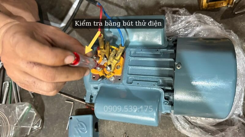 Dùng bút thử điện để chắc chắn không còn điện áp