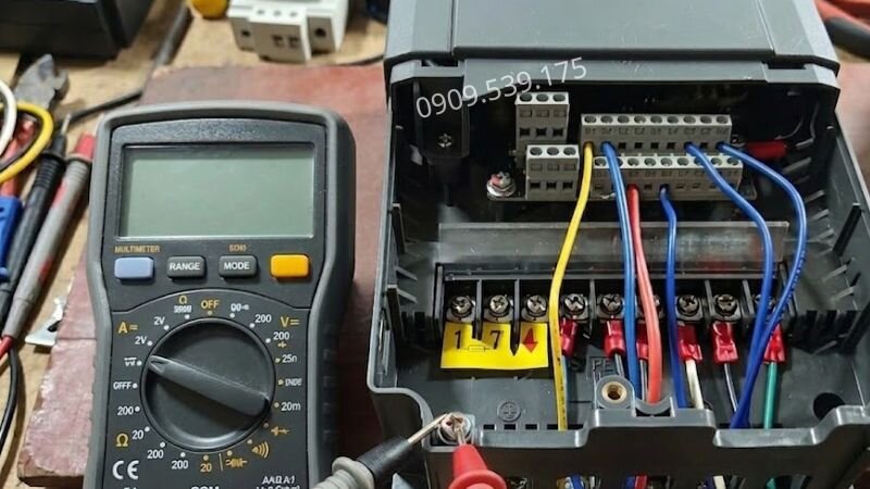 Dùng đồng hồ vạn năng kiểm tra thông mạch
