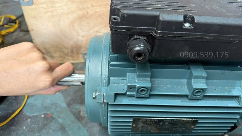 Dùng tay quay thử trục motor để kiểm tra