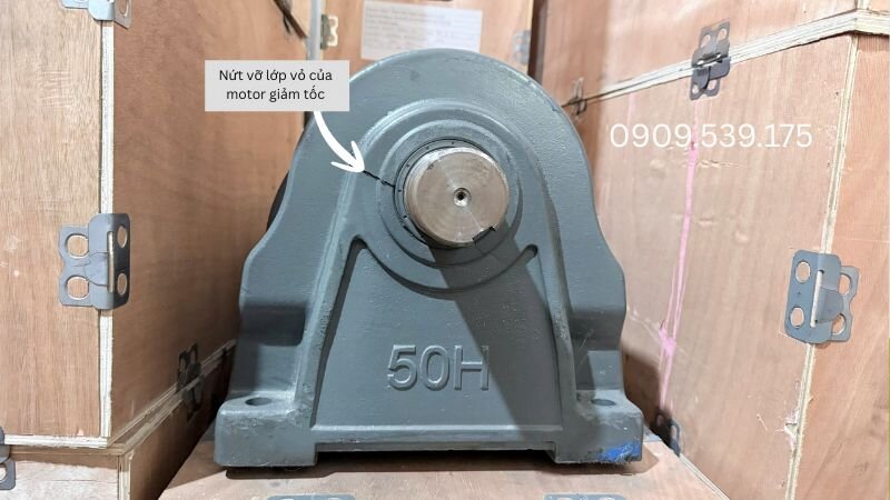 Hậu quả của việc động cơ giảm tốc hoạt động bị quá tải là bị nứt vỡ lớp vỏ