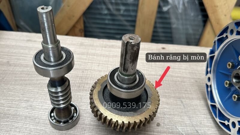 Hệ thống bánh răng bị mòn sau thời gian dài hoạt động
