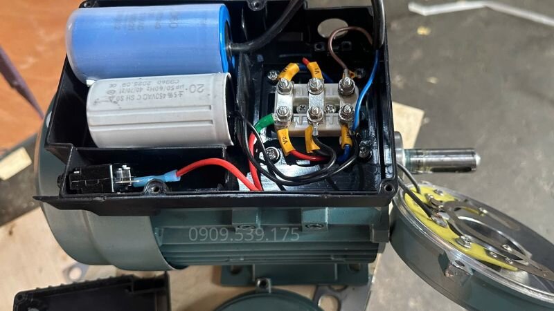 Hộp đấu dây motor điện bị chập chạm