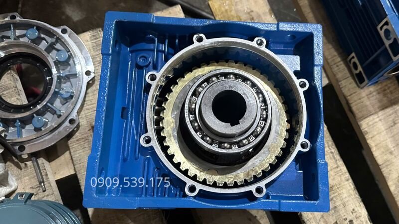 Hộp giảm tốc bị thiếu dầu bôi trơn