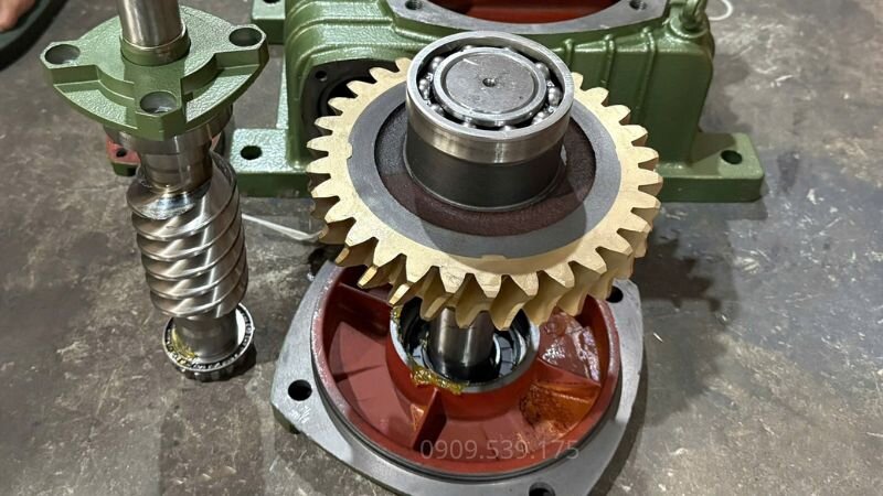 Khô dầu nhớt gây kẹt ổ bi và trục vít