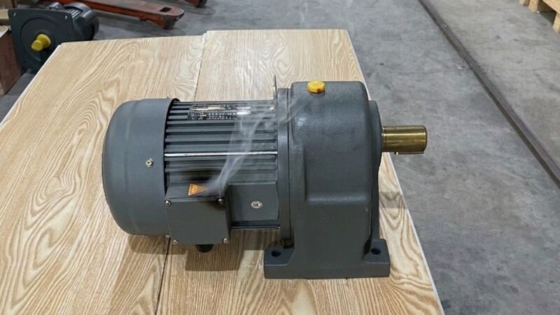 Khói từ hộp cực báo hiệu motor hỏng