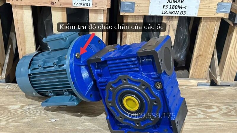 Kiểm tra các ốc cố định mặt bích giữa hộp số và motor