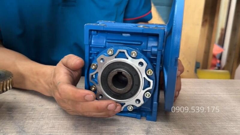 Kiểm tra dầu hộp giảm tốc NMRV giúp giảm thiểu ma sát