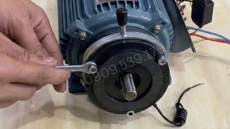 Kiểm tra thắng từ từ điện đến cơ khí