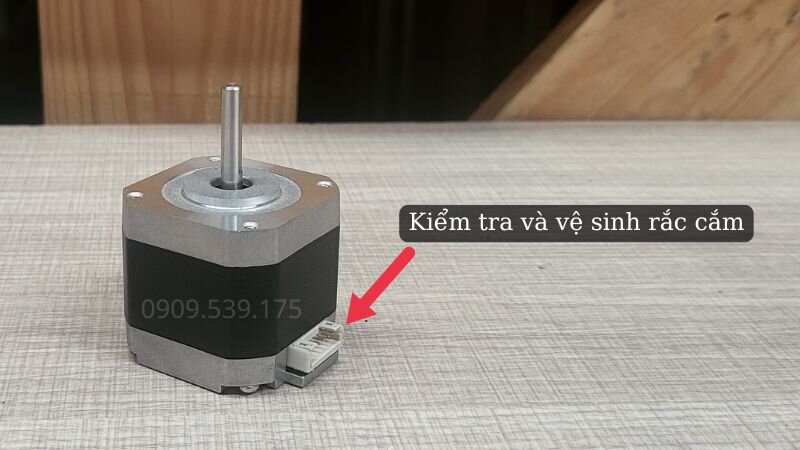 Kiểm tra và vệ sinh rắc cắm động cơ bước