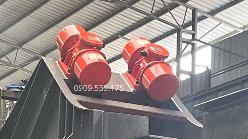 Lắp 2 motor rung đối xứng tạo ra lực tuyến tính