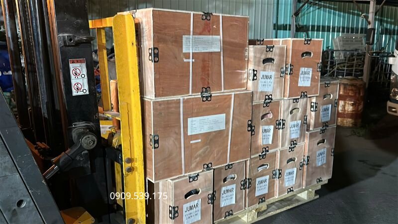 Lô động cơ điện công suất lớn được chuyển thẳng vào kho