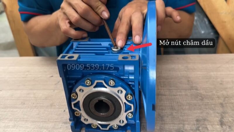 Mở nút châm dầu để châm dầu hộp giảm tốc NMRV