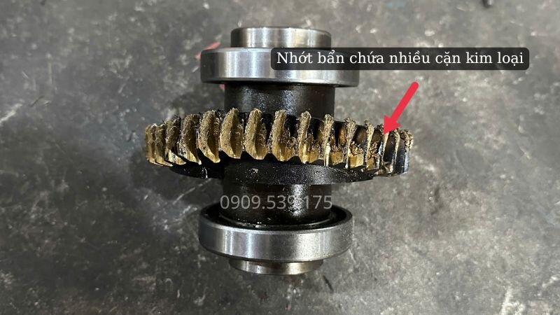Nhớt bẩn chứa nhiều cặn kim loại khiến hộp giảm tốc NMRV quay yếu