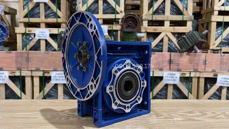 Kiểm tra các vị trí thường xảy ra rò dầu để xác định đúng điểm cần xử lý