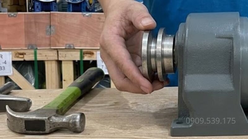 Puly rỉ sét gây khó tháo ra khỏi trục motor giảm tốc