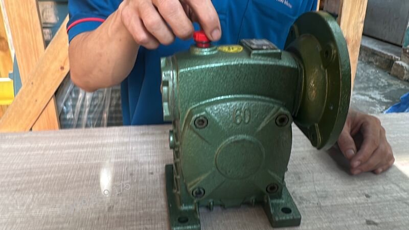 Quy trình thay dầu hộp số WP đúng kỹ thuật